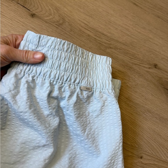 NWOT vuori textured villa shorts - Picture 3 of 4